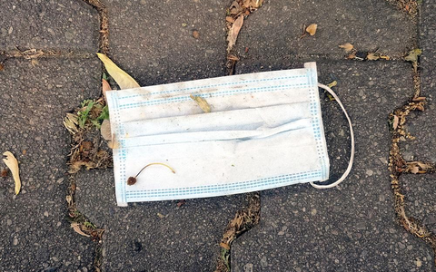 Weggeworfener Mundschutz (Archiv) - Foto: über dts Nachrichtenagentur