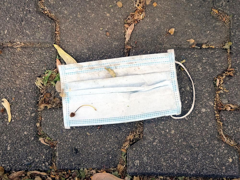 Weggeworfener Mundschutz (Archiv) - Foto: über dts Nachrichtenagentur