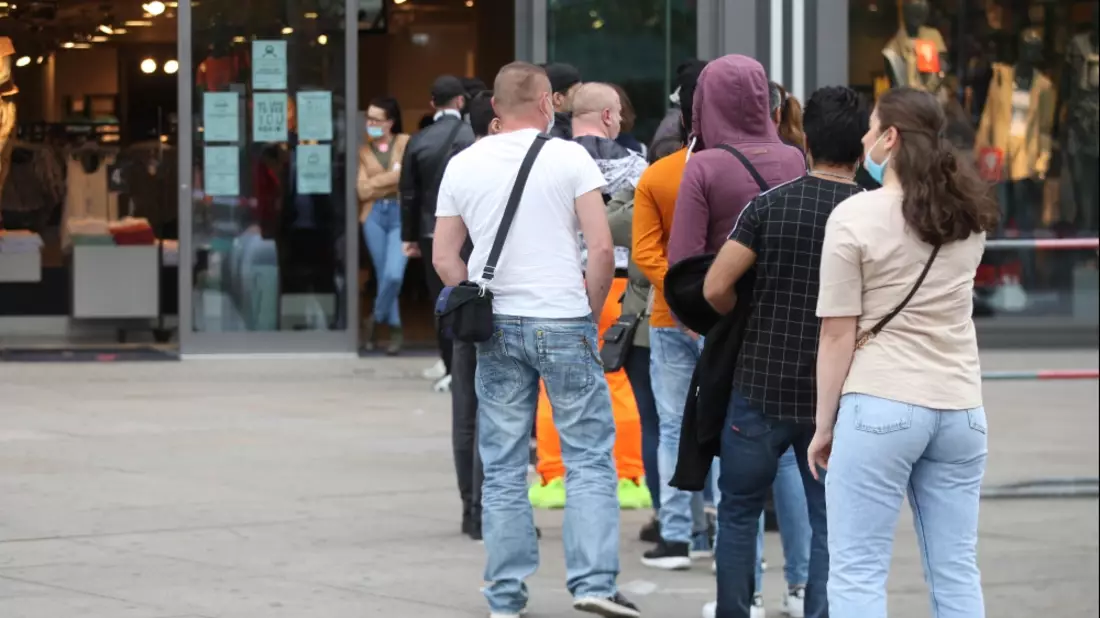 Schlange stehen vor einem Laden - Bild: über dts Nachrichtenagentur