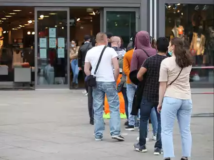 Schlange stehen vor einem Laden - Foto: über dts Nachrichtenagentur