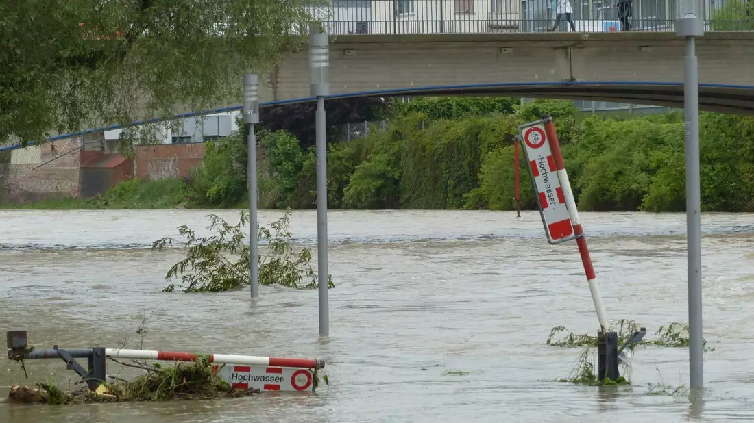Hochwasser führt regelmäßig zu Schäden an Privathäusern. Eine Hausratversicherung hilft, damit die Belastung nicht zu hoch ist. - Bild: pixabay.com © Hans Braxmeier (CCO Creative Commons)