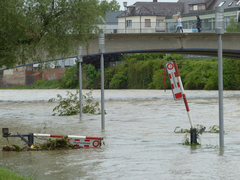 Hochwasser führt regelmäßig zu Schäden an Privathäusern. Eine Hausratversicherung hilft, damit die Belastung nicht zu hoch ist. - Foto: pixabay.com © Hans Braxmeier (CCO Creative Commons)