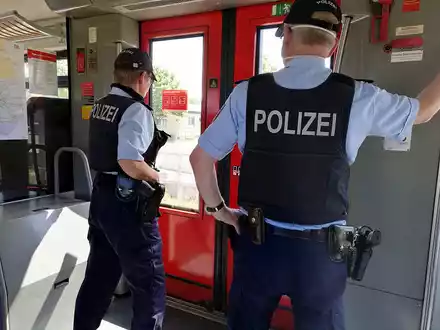 Zwei Polizisten im Zug - Foto: über dts Nachrichtenagentur