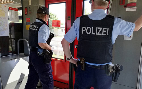 Zwei Polizisten im Zug - Foto: über dts Nachrichtenagentur