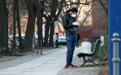Mann mit Wasserflaschen und Mundschutz - Foto: über dts Nachrichtenagentur