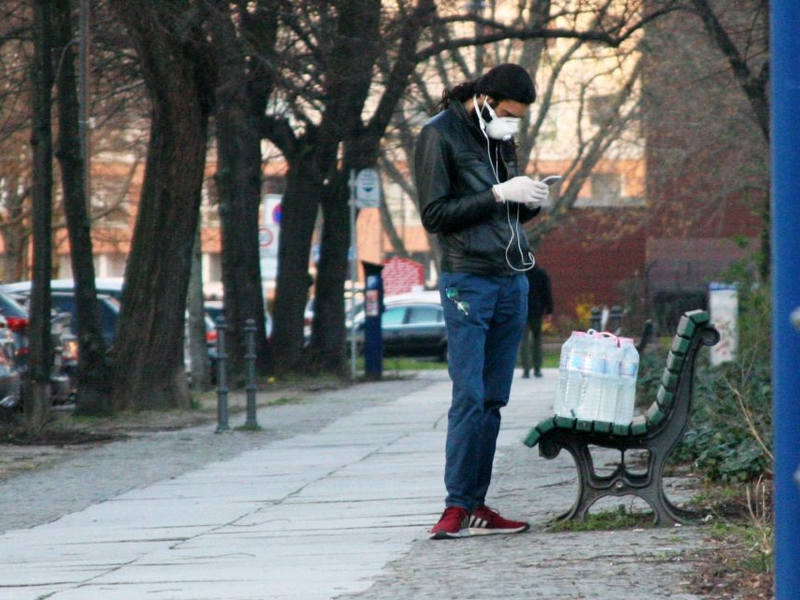 Mann mit Wasserflaschen und Mundschutz - Foto: über dts Nachrichtenagentur