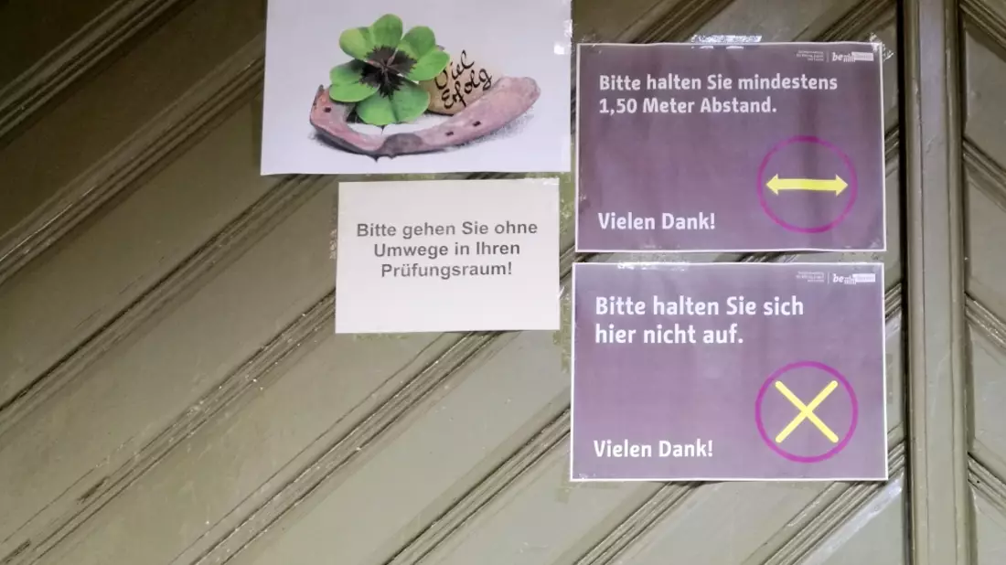 Schule mit Corona-Hinweis - Bild: ?ber dts Nachrichtenagentur