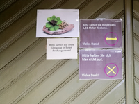 Schule mit Corona-Hinweis - Foto: ?ber dts Nachrichtenagentur