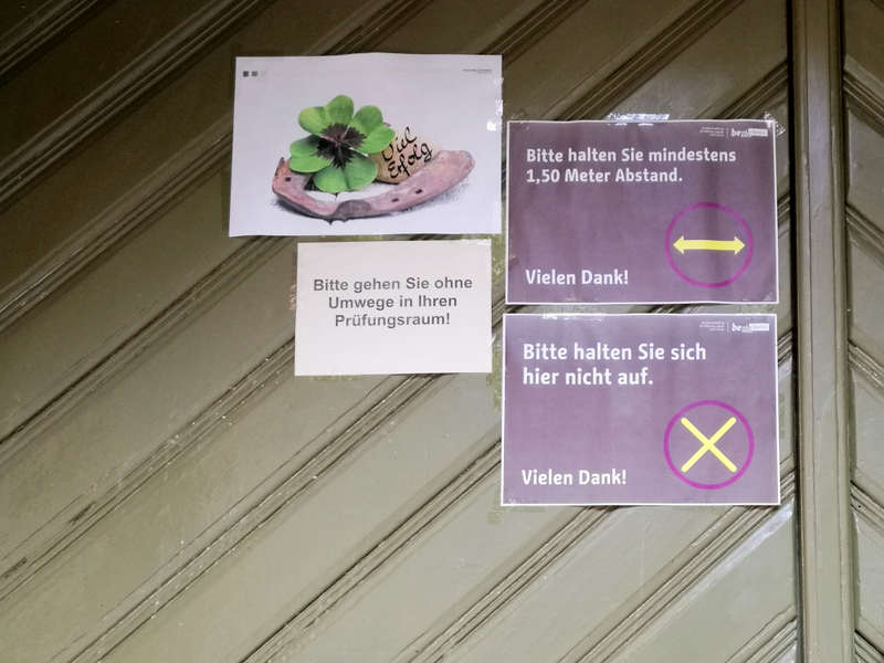 Schule mit Corona-Hinweis - Foto: ?ber dts Nachrichtenagentur