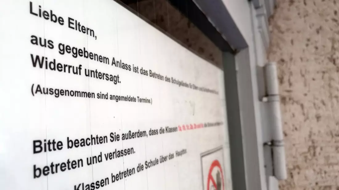Schule mit Corona-Hinweis - Bild: ?ber dts Nachrichtenagentur