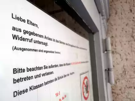 Schule mit Corona-Hinweis - Foto: ?ber dts Nachrichtenagentur