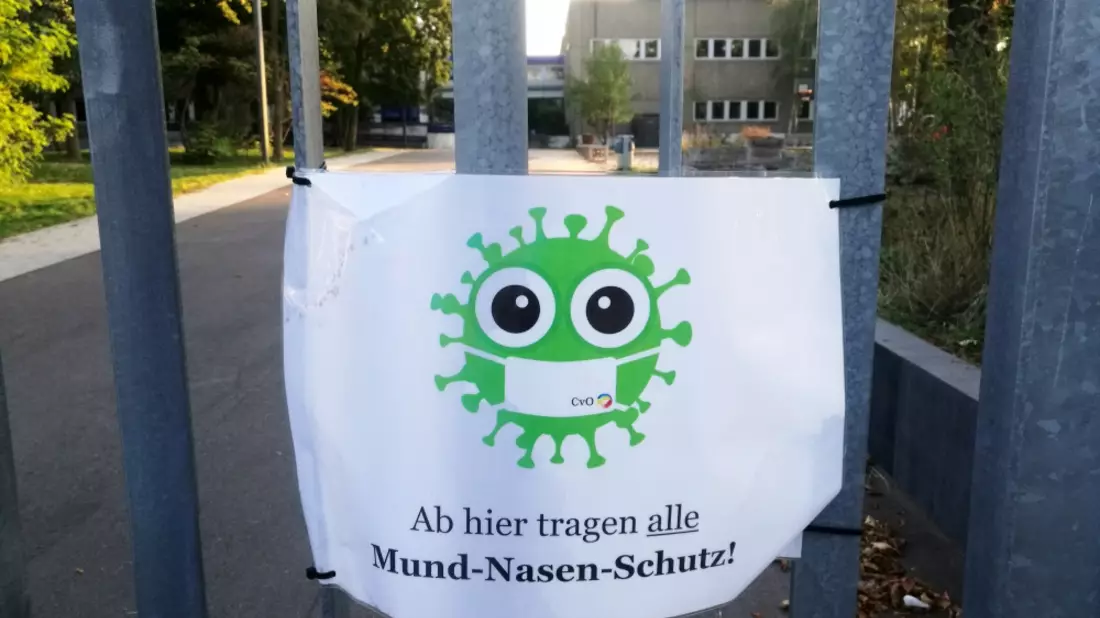 Corona-Hinweis an einer Schule - Bild: ?ber dts Nachrichtenagentur