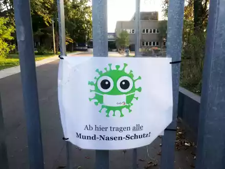 Corona-Hinweis an einer Schule - Foto: ?ber dts Nachrichtenagentur