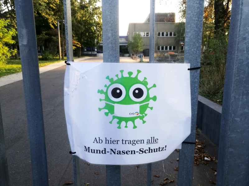 Corona-Hinweis an einer Schule - Foto: ?ber dts Nachrichtenagentur