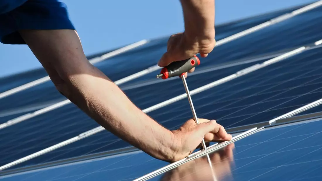  - Bild: https://stock.adobe.com/de/images/attach-new-solar-moduls/25002176?prev_url=detail