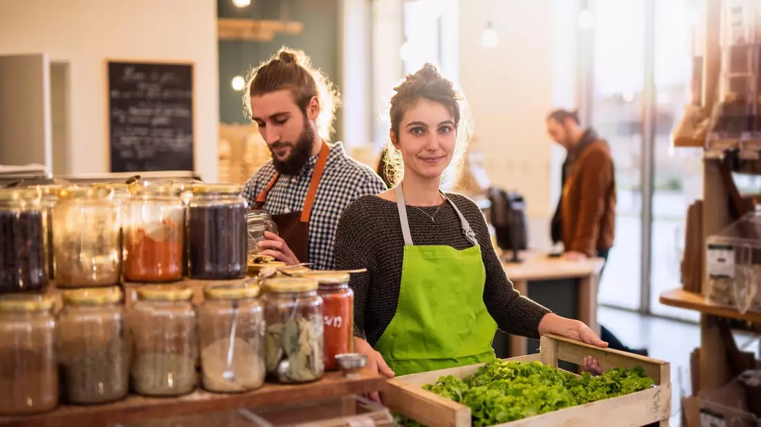  - Bild: https://stock.adobe.com/de/images/couple-working-in-a-bulk-food-store/273384901?prev_url=detail