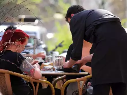 edienung in einem Café - Foto: über dts Nachrichtenagentur