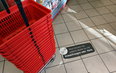 Einkaufskörbe mit Corona-Hinweis in Supermarkt - Foto: ?ber dts Nachrichtenagentur