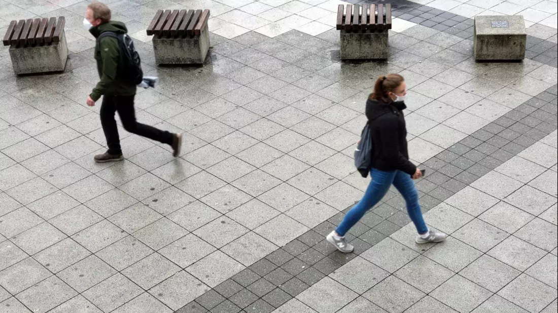 Menschen mit Schutzmaske - Bild: ?ber dts Nachrichtenagentur