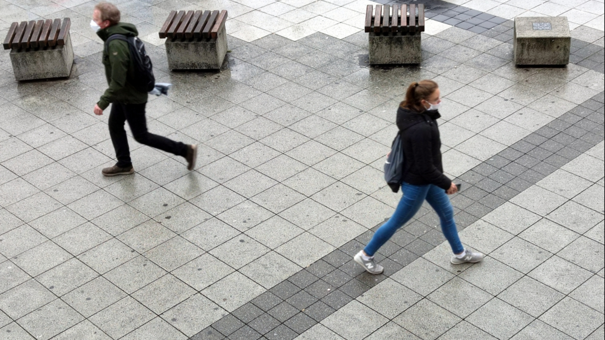 Menschen mit Schutzmaske - Foto: ?ber dts Nachrichtenagentur