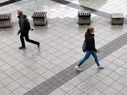 Menschen mit Schutzmaske - Foto: ?ber dts Nachrichtenagentur