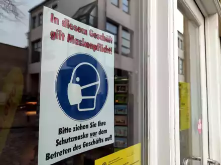 Corona-Hinweisschild im Einzelhandel - Foto: ?ber dts Nachrichtenagentur