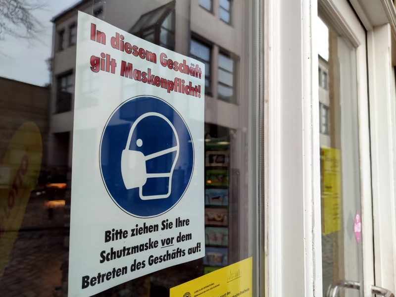 Corona-Hinweisschild im Einzelhandel - Foto: ?ber dts Nachrichtenagentur