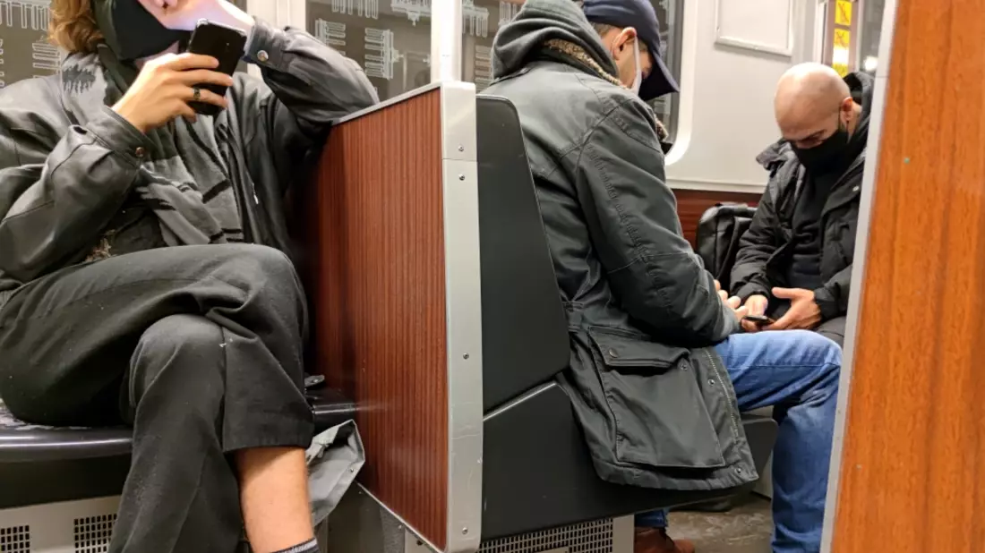 Männer mit Maske in einer U-Bahn - Bild: ?ber dts Nachrichtenagentur
