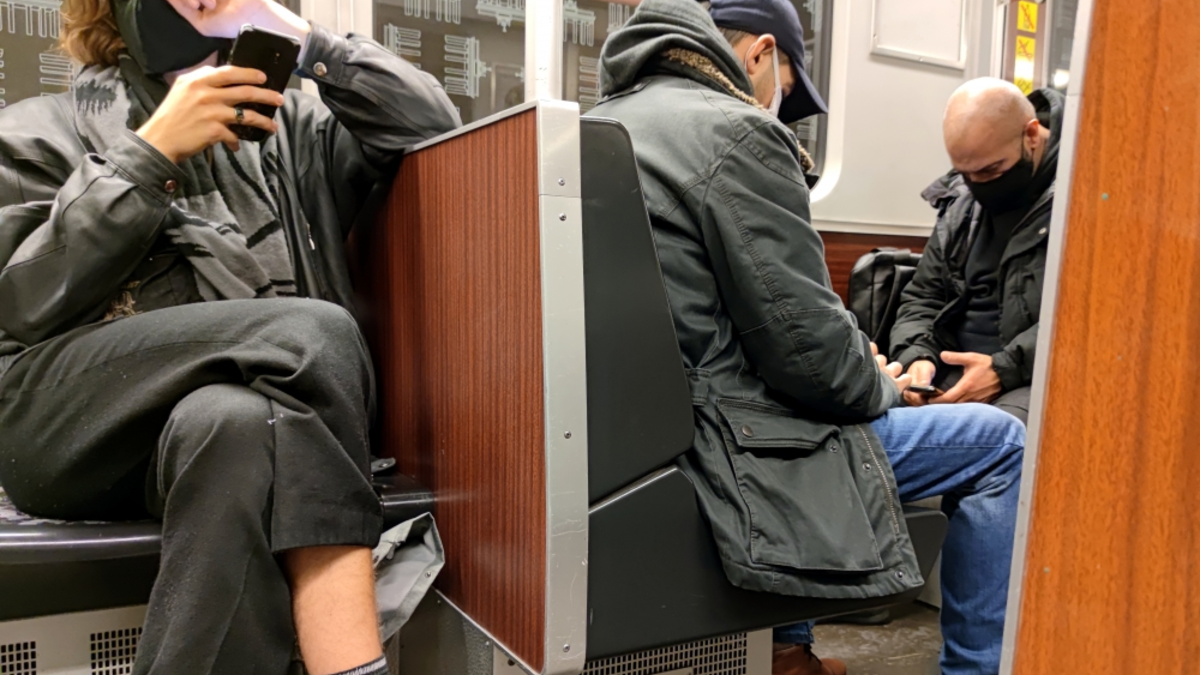 Männer mit Maske in einer U-Bahn - Foto: ?ber dts Nachrichtenagentur