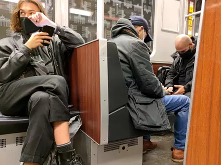 Männer mit Maske in einer U-Bahn - Foto: ?ber dts Nachrichtenagentur