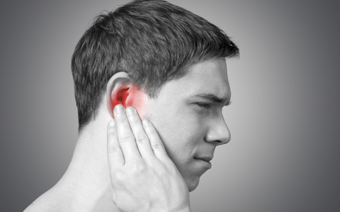 Ohrenschmalz entfernen mit Wattestäbchen kann zu Verletzungen und Problemen führen - Foto: BillionPhotos.com - Fotolia