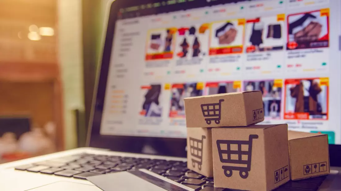 Viele Händler konzentrieren sich nun auf das Online-Geschäft.. - Bild: https://stock.adobe.com/de/images/shopping-online-parcel-or-cardboard-box-with-a-shopping-cart-logo-in-a-trolley-on-a-laptop-keyboard-payment-by-credit-card-and-offers-home-delivery/250318627