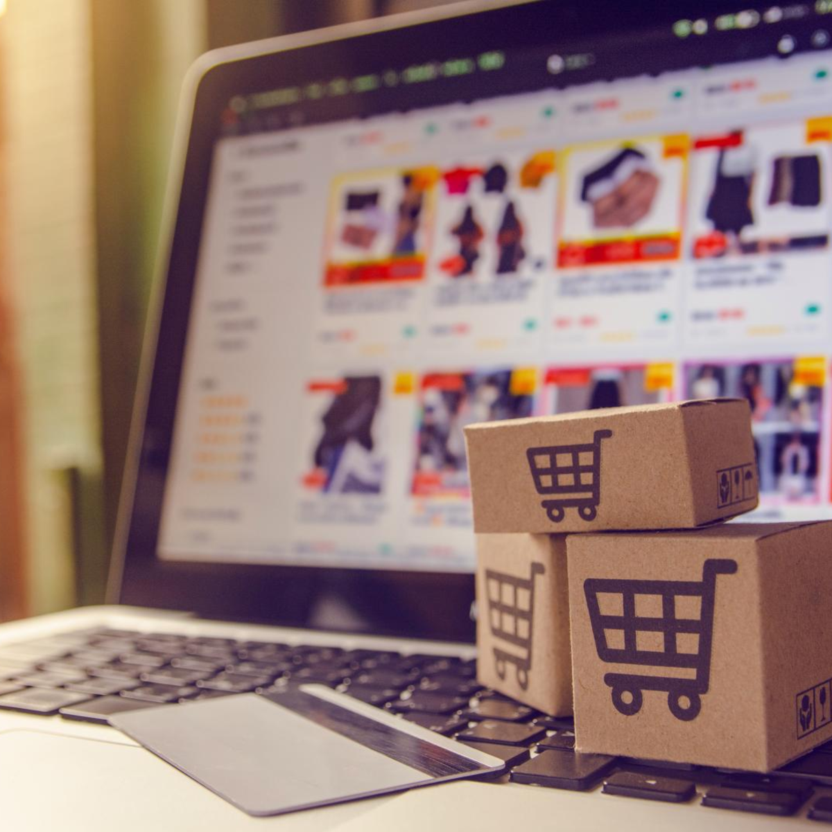 Viele Händler konzentrieren sich nun auf das Online-Geschäft.. - Foto: https://stock.adobe.com/de/images/shopping-online-parcel-or-cardboard-box-with-a-shopping-cart-logo-in-a-trolley-on-a-laptop-keyboard-payment-by-credit-card-and-offers-home-delivery/250318627