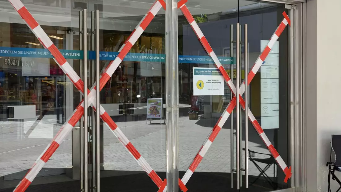 Auch die Tourismus-Branche ist vom Lockdown schwer betroffen. - Bild: https://stock.adobe.com/de/images/geschlossen-wegen-corona-krise/355025784