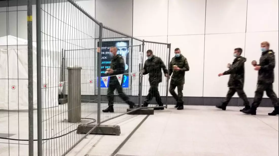 Bundeswehr-Soldaten als Helfer an einer Corona-Teststelle - Bild: über dts Nachrichtenagentur