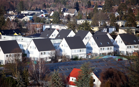 Einfamilienhaussiedlung mit Solarpark - Foto: ?ber dts Nachrichtenagentur