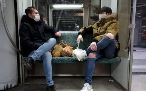 Zwei Männer mit Atemschutzmaske in Berliner S-Bahn - Foto: über dts Nachrichtenagentur