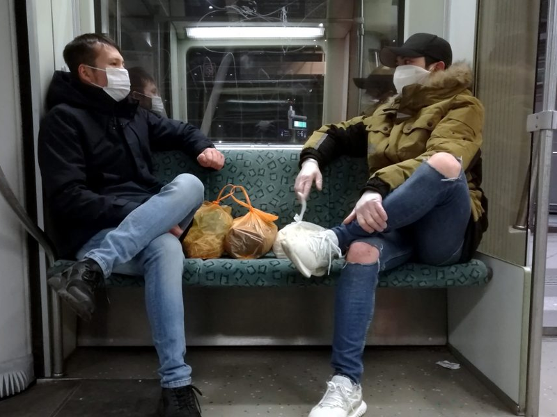 Zwei Männer mit Atemschutzmaske in Berliner S-Bahn - Foto: über dts Nachrichtenagentur