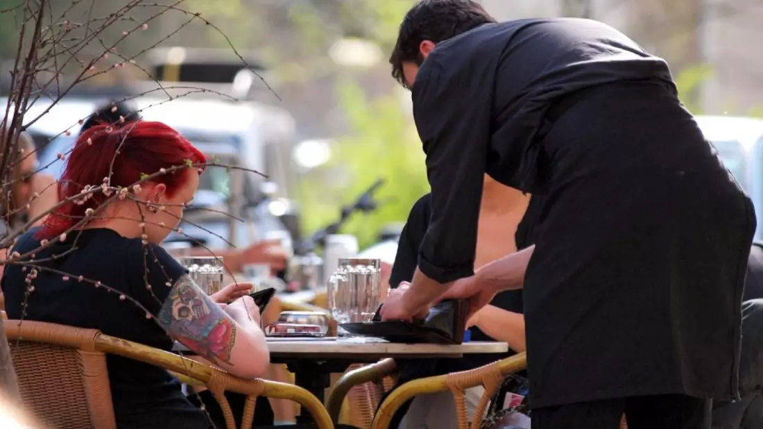 Bedienung in einem Café - Bild: über dts Nachrichtenagentur
