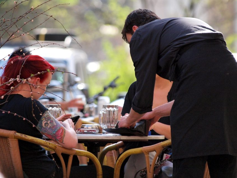 Bedienung in einem Café - Foto: über dts Nachrichtenagentur