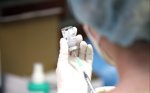 Impfspritze mit Moderna wird aufgezogen - Foto: ?ber dts Nachrichtenagentur