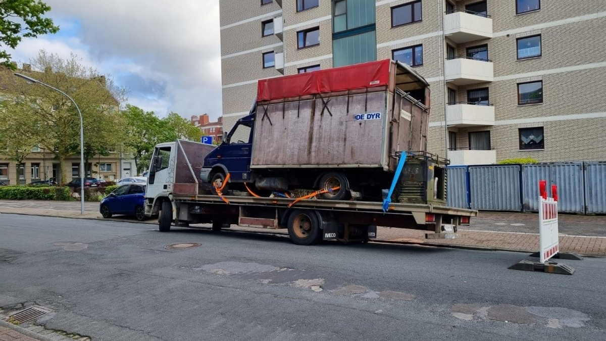 POL-H: Öffentlichkeitsfahndung: Täter nach Diebstahl aus verschlossenem Auto gesucht - Foto: presseportal.de
