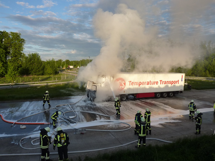 FW Paderborn: Gemeldeter Entstehungsbrand im Bereich des Daches einer Doppelhaushälfte - Foto: presseportal.de
