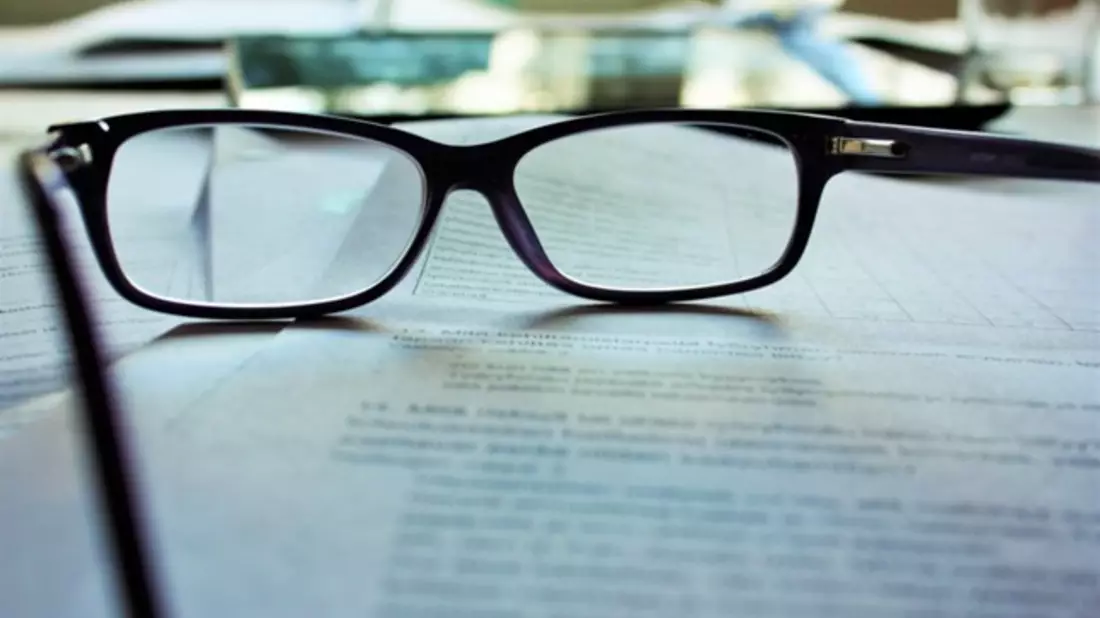 Auch bei Expresskrediten sollten Interessenten die Konditionen genau checken.  - Bild: Mari Helin / Unsplash.com