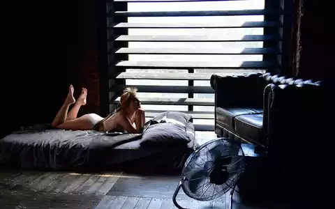 Ventilatoren beeinflussen das Raumklima positiv, da sie den Luftaustausch voranbringen. Sie vermischen warme und kalte Luft miteinander, wodurch der Raum merklich abkühlt. - Foto: https://pixabay.com/photos/heat-fan-bed-wind-bedroom-6356043/