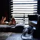 Ventilatoren beeinflussen das Raumklima positiv, da sie den Luftaustausch voranbringen. Sie vermischen warme und kalte Luft miteinander, wodurch der Raum merklich abkühlt.  - Bild: https://pixabay.com/photos/heat-fan-bed-wind-bedroom-6356043/