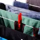 Das Umweltbundesamt empfiehlt, Wäsche wenn möglich nicht in der Wohnung zu trocknen, sondern Wäscheplätze oder Trockenräume zu nutzen. Falls es nicht anders geht, sollte man währenddessen gut durchlüften und die Zimmertüren geschlossen halten.  - Bild: https://pixabay.com/photos/laundry-dry-clothespins-bracket-272444/