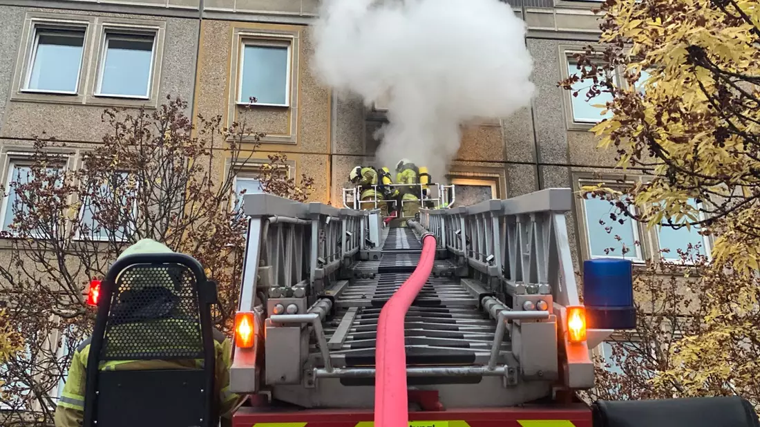 FW-AUR: Rettung aus Obergeschoss über Drehleiterkorb - Bild: presseportal.de