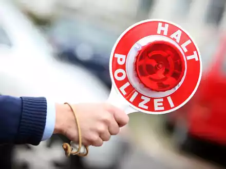 POL-ME: Von Benrath bis Monheim - Flucht vor Polizeikontrolle endet im Verkehrsunfall - Fahrer ohne Fahrerlaubnis - Verdacht des Alkohol- und Drogenkonsums - Monheim am Rhein - 2502053 - Foto: presseportal.de