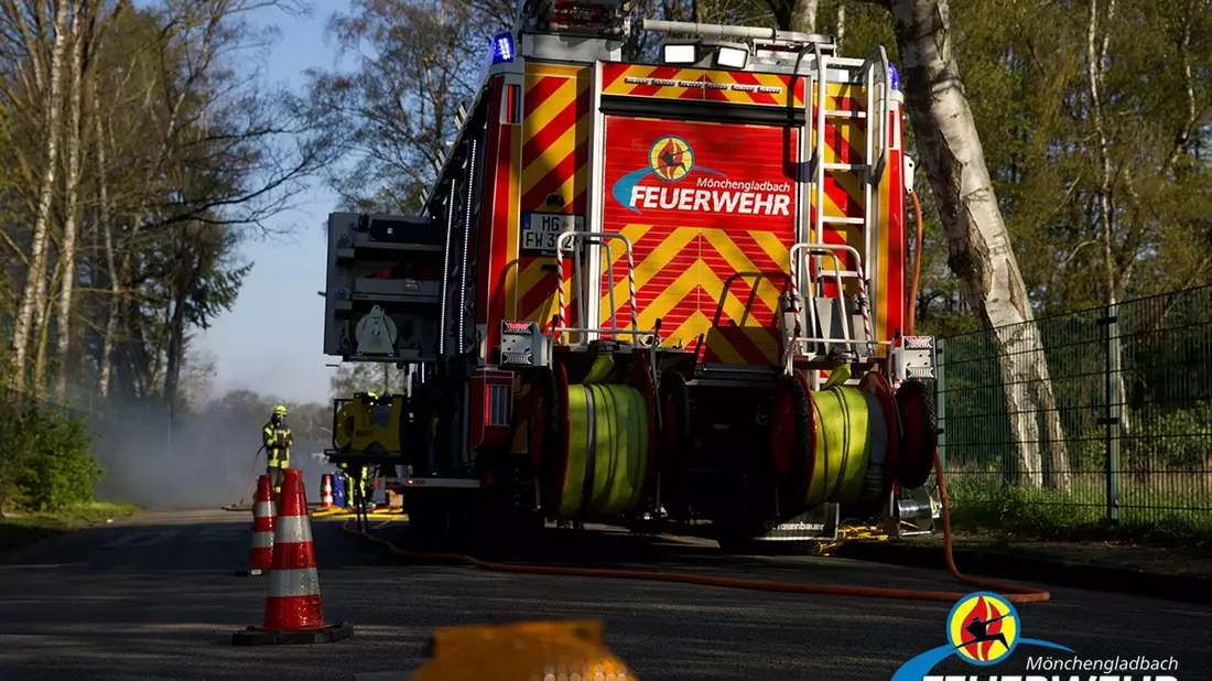FW-MG: Tieflader samt Baumaschine bleibt unter Brücke stecken - Bild: presseportal.de